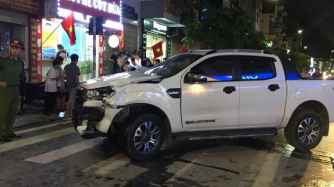 Hai học sinh không đội mũ bảo hiểm đi xe máy tông vào xe bán tải đang quay đầu - 2