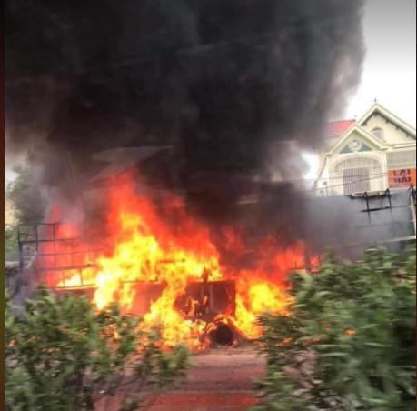 Xe tải đang chạy bốc cháy ngùn ngụt - 2