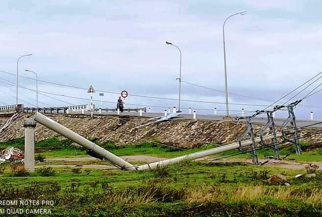 Lộ nguyên nhân 600 cột điện dễ dàng bị &#34;hạ gục&#34; trong 30 phút mưa bão - 1