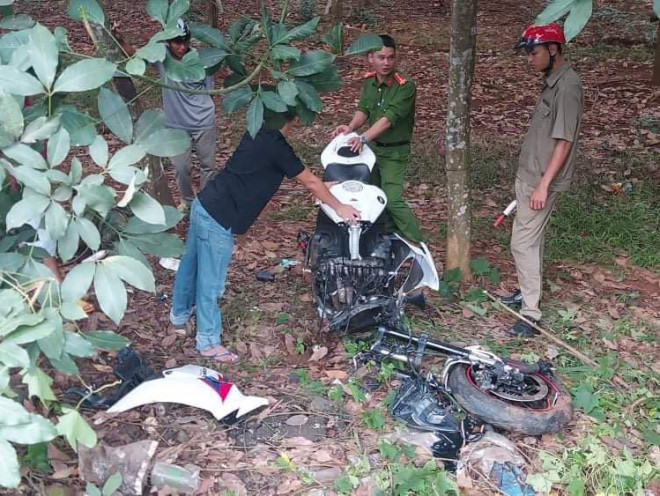 Xe phân khối lớn gãy đôi khi tông xe máy, 3 người thương vong - 2