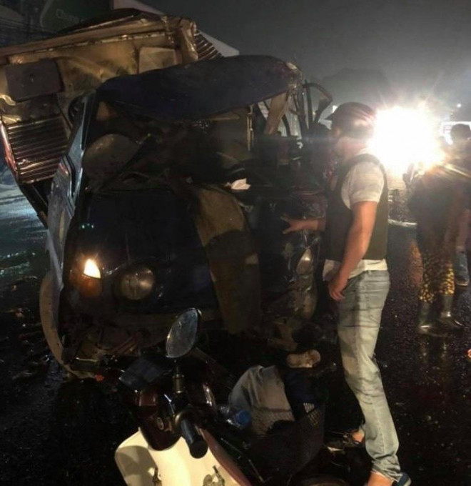 Xe tải tông trực diện xe khách, tài xế kẹt trong cabin vỡ nát - 2