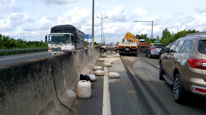 Cao tốc TP.HCM – Trung Lương kẹt xe nghiêm trọng sau tai nạn - 3