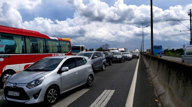 Cao tốc TP.HCM – Trung Lương kẹt xe nghiêm trọng sau tai nạn - 4