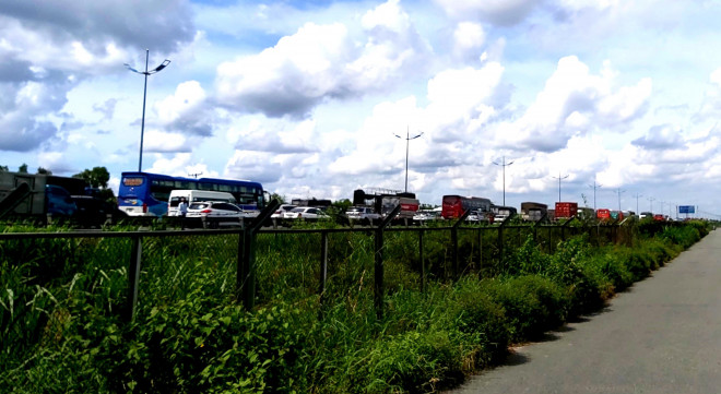 Cao tốc TP.HCM – Trung Lương kẹt xe nghiêm trọng sau tai nạn - 5