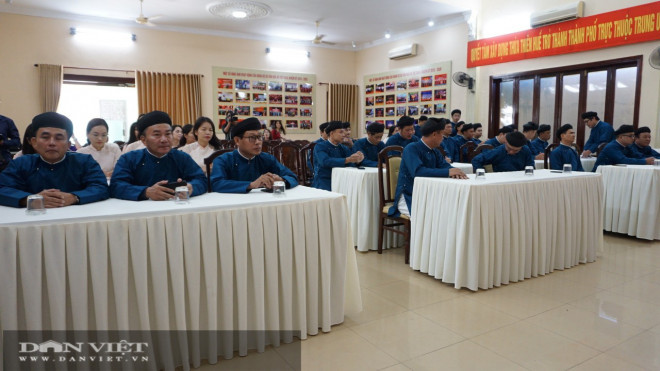 Nam cán bộ Sở Văn hóa Huế mặc áo dài đi làm sau ý kiến trái chiều - 2