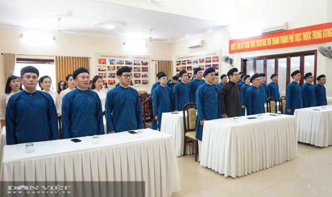 Nam cán bộ Sở Văn hóa Huế mặc áo dài đi làm sau ý kiến trái chiều - 3