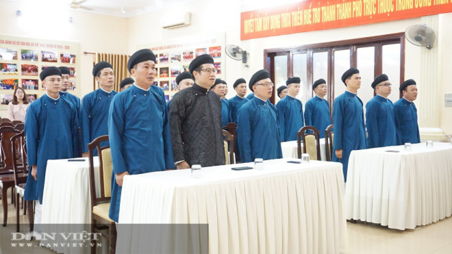 Nam cán bộ Sở Văn hóa Huế mặc áo dài đi làm sau ý kiến trái chiều - 4