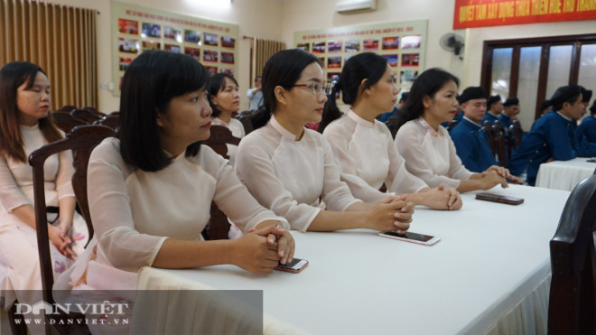 Nam cán bộ Sở Văn hóa Huế mặc áo dài đi làm sau ý kiến trái chiều - 6