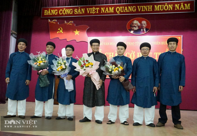 Nam cán bộ Sở Văn hóa Huế mặc áo dài đi làm sau ý kiến trái chiều - 8