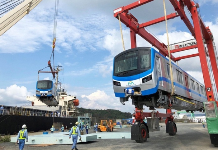 Cận cảnh đoàn xe siêu khủng với 322 bánh chờ vận chuyển đoàn tàu Metro số 1 - 10