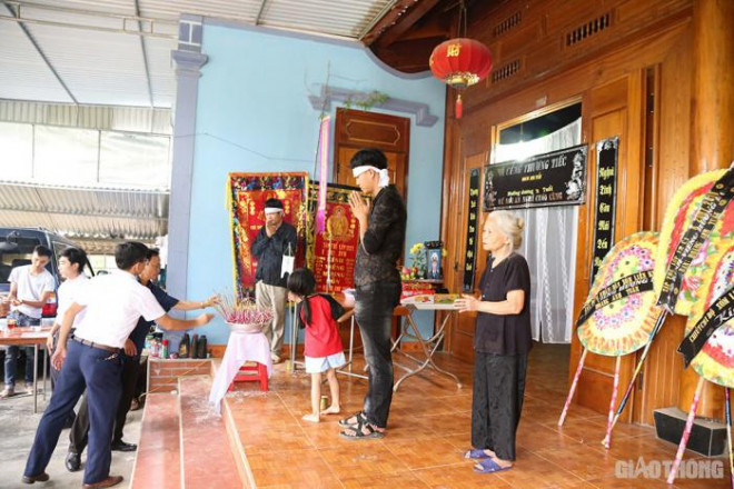 Vụ tai nạn 5 người chết ở Nghệ An: Xé lòng cảnh bố mẹ già, con thơ vái tạ - 2