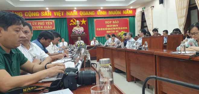 Đại hội Đảng bộ tỉnh Phú Yên tặng... cặp giấy cho đại biểu - 2