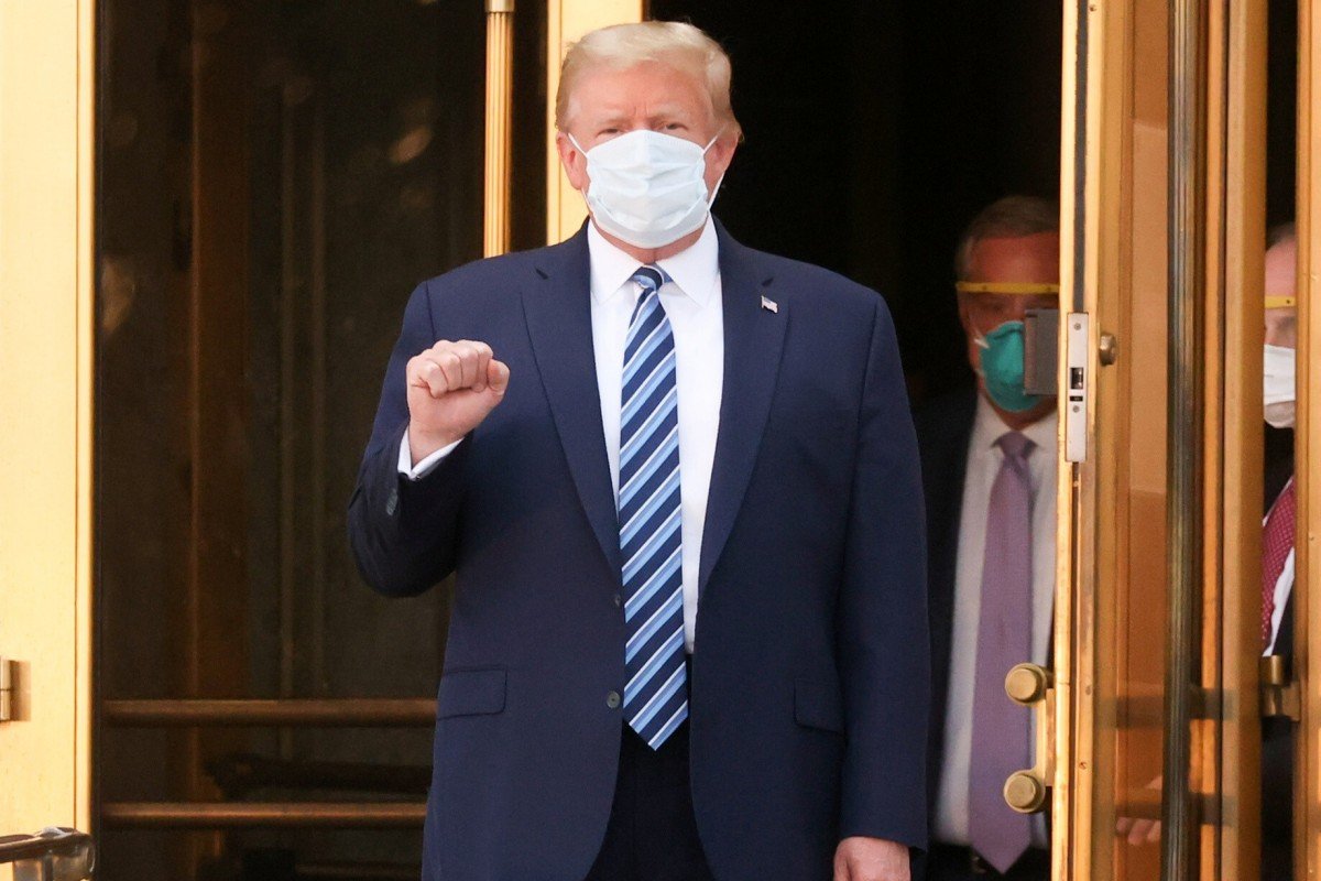 Ông Trump giơ nắm tay, rời bệnh viện sau 3 ngày điều trị Covid-19 - 1
