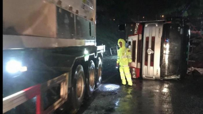 Xuyên đêm cứu hộ xe tải lật ngang đèo, thông tuyến đường sắt qua Lăng Cô - 2