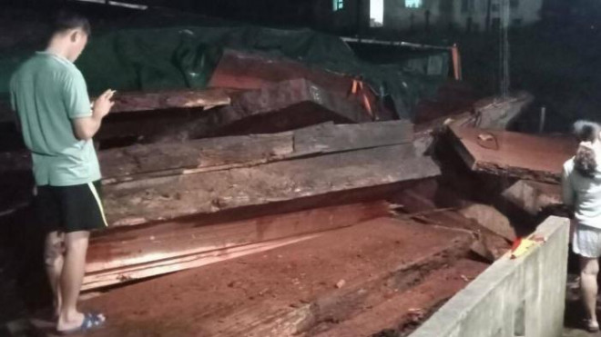 Xuyên đêm cứu hộ xe tải lật ngang đèo, thông tuyến đường sắt qua Lăng Cô - 3