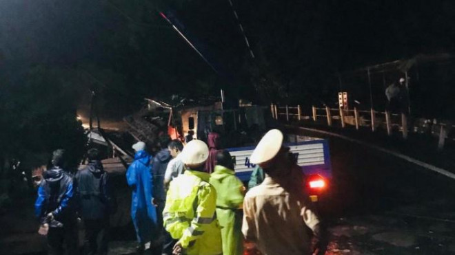 Xuyên đêm cứu hộ xe tải lật ngang đèo, thông tuyến đường sắt qua Lăng Cô - 6