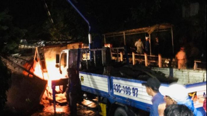 Xuyên đêm cứu hộ xe tải lật ngang đèo, thông tuyến đường sắt qua Lăng Cô - 4