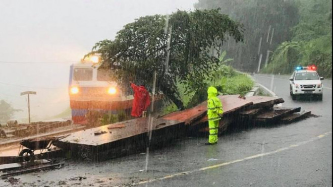 Xuyên đêm cứu hộ xe tải lật ngang đèo, thông tuyến đường sắt qua Lăng Cô - 7