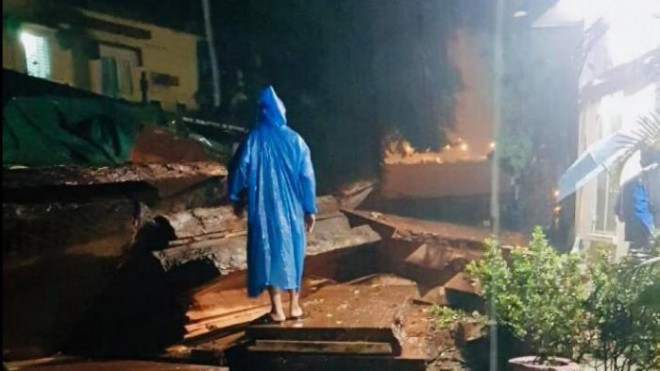 Xuyên đêm cứu hộ xe tải lật ngang đèo, thông tuyến đường sắt qua Lăng Cô - 5