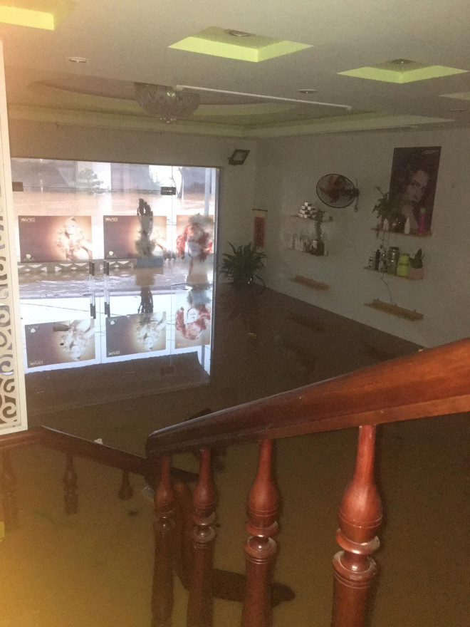 Quảng Trị: Nhiều nơi ngập sâu, sạt lở, tắc đường - 2