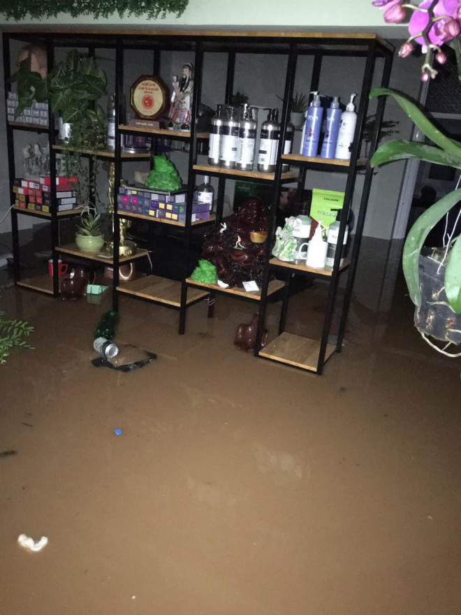 Quảng Trị: Nhiều nơi ngập sâu, sạt lở, tắc đường - 4