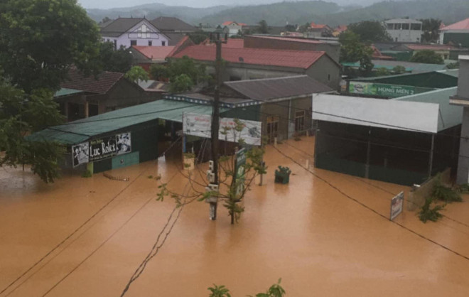 Quảng Trị: Nhiều nơi ngập sâu, sạt lở, tắc đường - 3