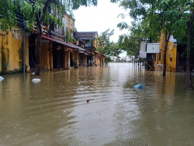 Nước sông Hoài lên nhanh gây ngập nặng, người Hội An hối hả chạy lũ - 2