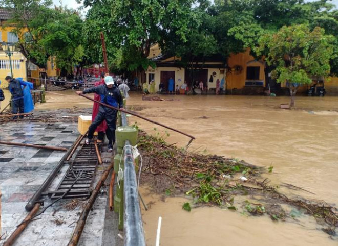 Nước sông Hoài lên nhanh gây ngập nặng, người Hội An hối hả chạy lũ - 5