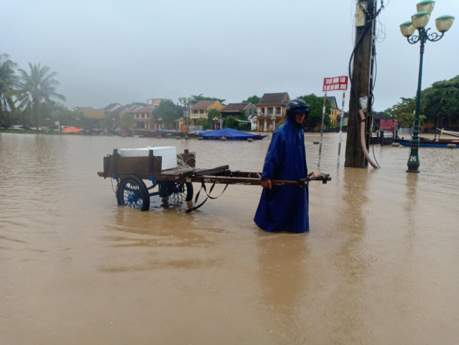 Nước sông Hoài lên nhanh gây ngập nặng, người Hội An hối hả chạy lũ - 3