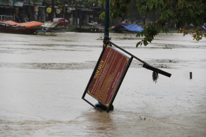 Nước sông Hoài lên nhanh gây ngập nặng, người Hội An hối hả chạy lũ - 12