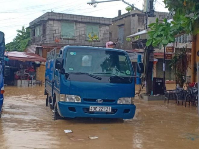 Nước sông Hoài lên nhanh gây ngập nặng, người Hội An hối hả chạy lũ - 11