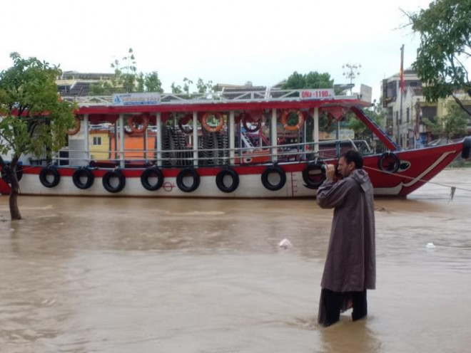Nước sông Hoài lên nhanh gây ngập nặng, người Hội An hối hả chạy lũ - 14