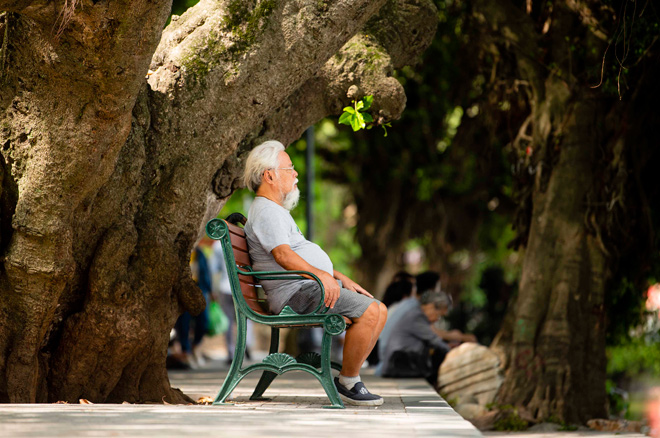 Hồ Gươm “thay áo mới” đẹp ngỡ ngàng, người Hà Nội đi dạo tận hưởng tiết trời mùa Thu dịu mát - 13