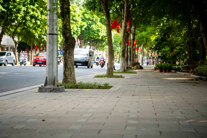 Hồ Gươm “thay áo mới” đẹp ngỡ ngàng, người Hà Nội đi dạo tận hưởng tiết trời mùa Thu dịu mát - 3