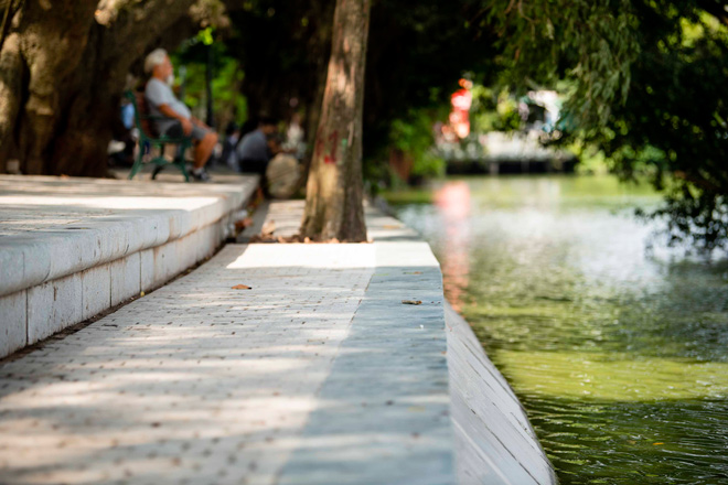 Hồ Gươm “thay áo mới” đẹp ngỡ ngàng, người Hà Nội đi dạo tận hưởng tiết trời mùa Thu dịu mát - 5