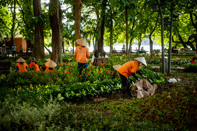 Hồ Gươm “thay áo mới” đẹp ngỡ ngàng, người Hà Nội đi dạo tận hưởng tiết trời mùa Thu dịu mát - 7