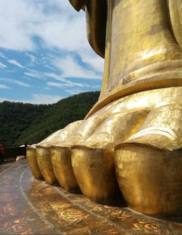 Ngôi chùa "chơi trội" nhất TQ, du khách vi phạm quy định sẽ bị phạt quỳ 1 tiếng rưỡi - 2