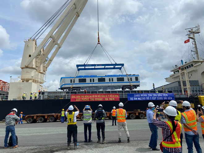 Ảnh tàu metro được đặt lên xe siêu trường, siêu trọng khi về đến TP.HCM - 5
