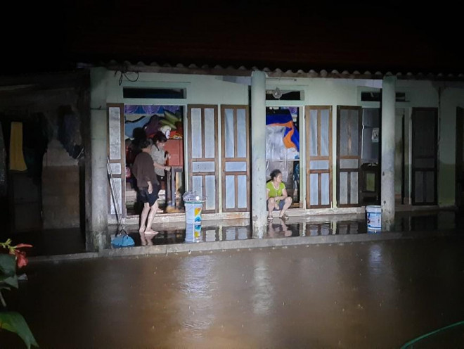 Quảng Trị: Lũ rút, người dân ngủ ngoài trời canh lợn, dọn dẹp nhà trong đêm - 3