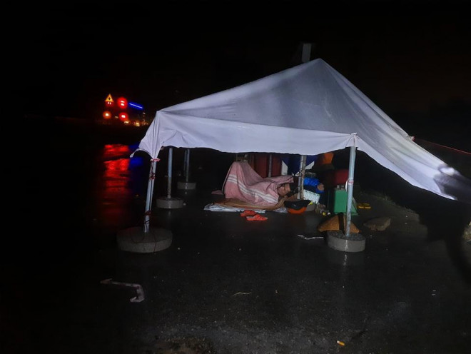 Quảng Trị: Lũ rút, người dân ngủ ngoài trời canh lợn, dọn dẹp nhà trong đêm - 2