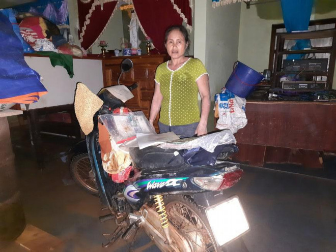 Quảng Trị: Lũ rút, người dân ngủ ngoài trời canh lợn, dọn dẹp nhà trong đêm - 5