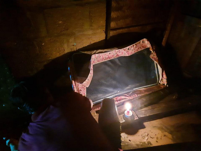 Quảng Trị: Lũ rút, người dân ngủ ngoài trời canh lợn, dọn dẹp nhà trong đêm - 7