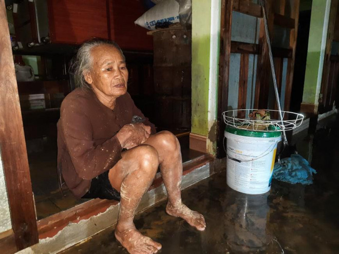 Quảng Trị: Lũ rút, người dân ngủ ngoài trời canh lợn, dọn dẹp nhà trong đêm - 4