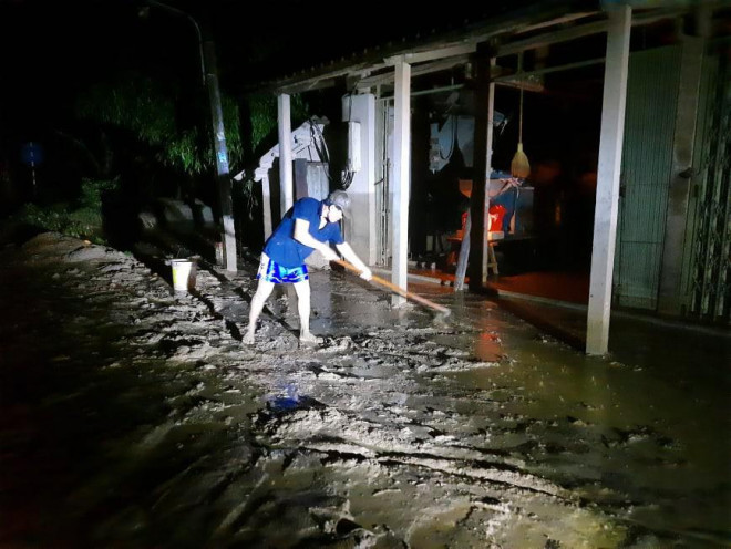 Quảng Trị: Lũ rút, người dân ngủ ngoài trời canh lợn, dọn dẹp nhà trong đêm - 6