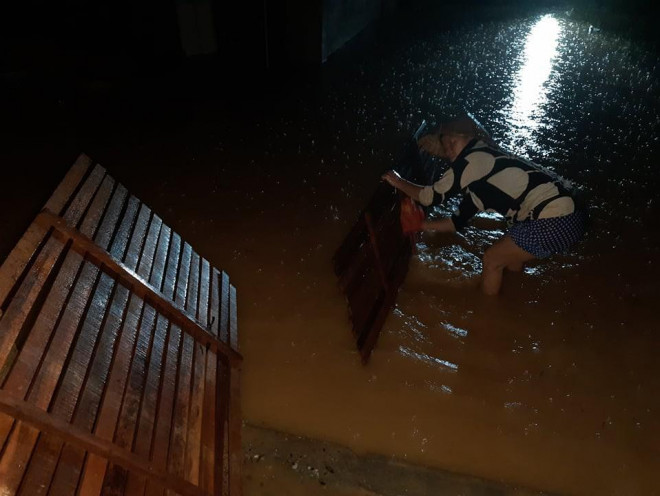 Quảng Trị: Lũ rút, người dân ngủ ngoài trời canh lợn, dọn dẹp nhà trong đêm - 8