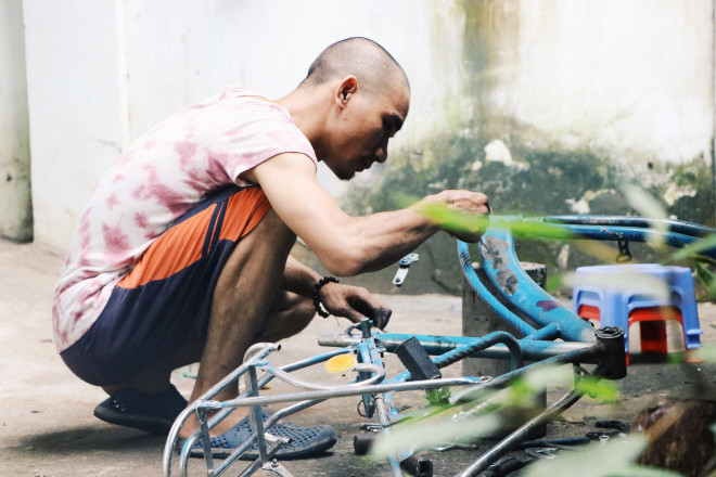 Chàng trai biến xe đạp &#34;sắt vụn&#34; thành xe &#34;mới toanh&#34; tặng người nghèo ở Sài Gòn - 1