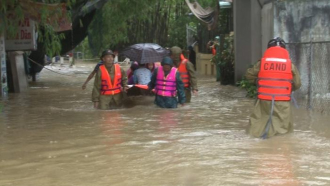 Nước ngập gần mái nhà, Huế khẩn cấp di dời hàng chục hộ dân vùng rốn lũ - 2