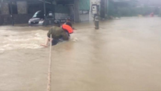 Nước ngập gần mái nhà, Huế khẩn cấp di dời hàng chục hộ dân vùng rốn lũ - 3