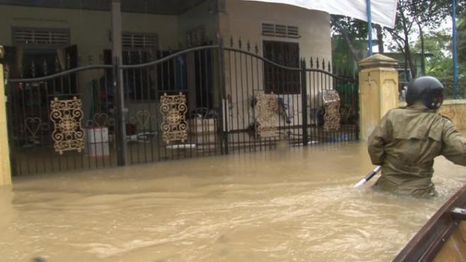 Nước ngập gần mái nhà, Huế khẩn cấp di dời hàng chục hộ dân vùng rốn lũ - 4