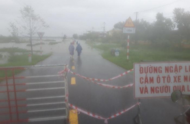 Nước ngập gần mái nhà, Huế khẩn cấp di dời hàng chục hộ dân vùng rốn lũ - 6